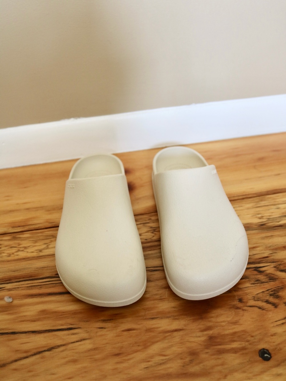Crocs nursing clogs no holes small mark on toe
